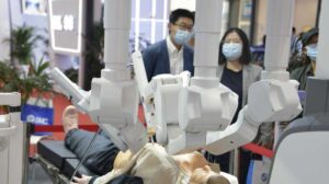 Robot ayuda medica en la conferencia mundial de robots 2021